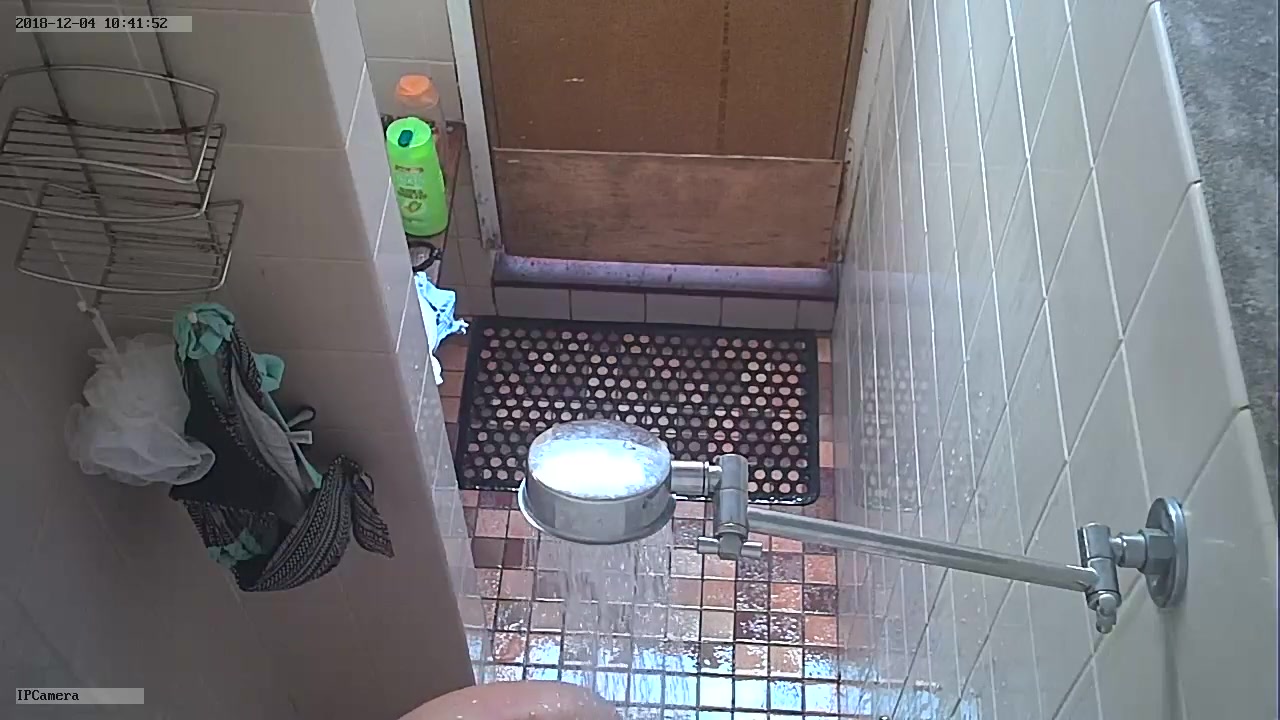 Молодая домохозяйка с маленькими сиськами перед скрытой камерой приняла душ